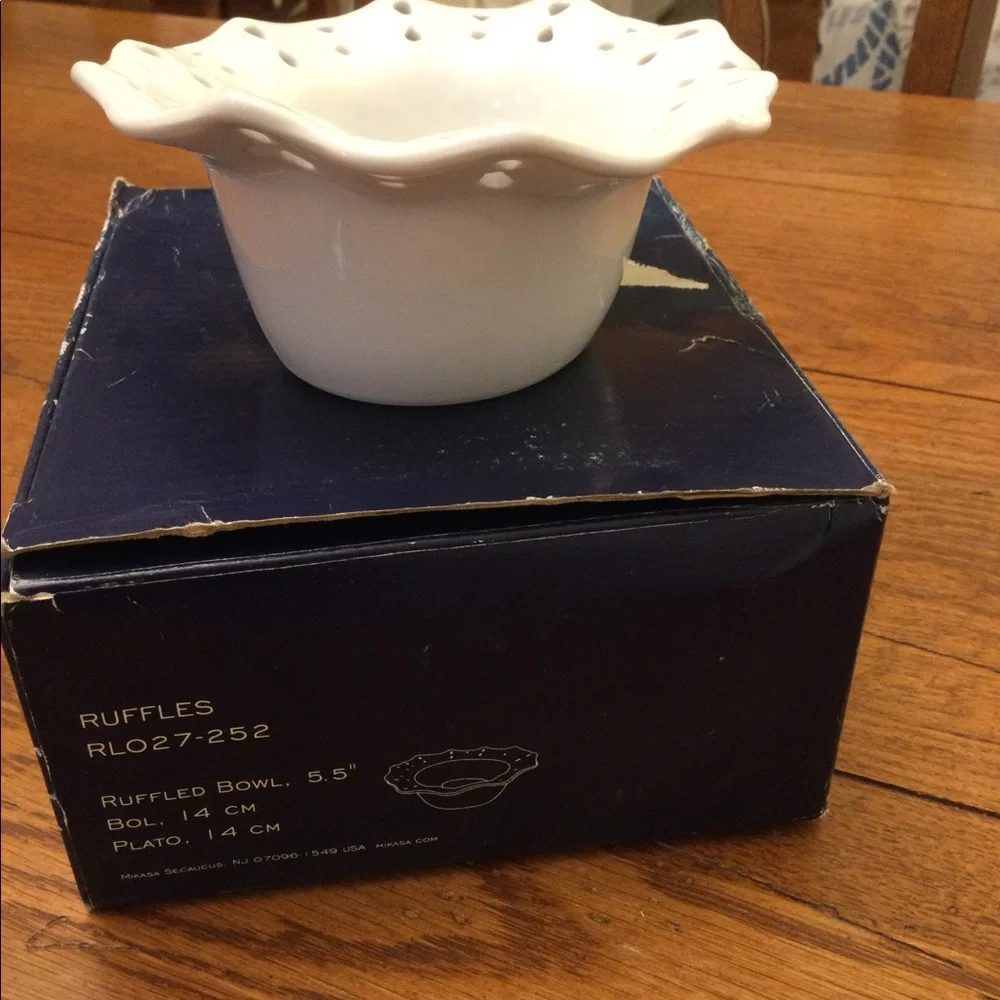 Mikasa NEW “Ruffles” White‎ serving Bowl 5.5”